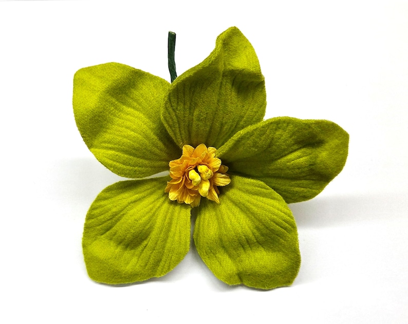 Peut inclure: Une grande fleur artificielle avec cinq p&eacute;tales vert chartreuse et un centre jaune. La fleur a une tige verte et est pos&eacute;e sur un fond blanc. Les p&eacute;tales ont un aspect textur&eacute; et velout&eacute;.