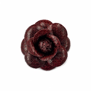 Djupröd pytonfärgad kameliablomma broschnål 5 cm äkta ormskinnsläder M&S Schmalberg Handmade USA
