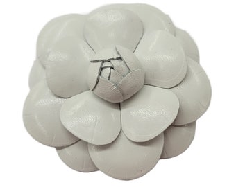 Grande broche en cuir blanc avec fleur de camélia, 10 cm (4 po.) M&S Schmalberg - Fait main aux États-Unis