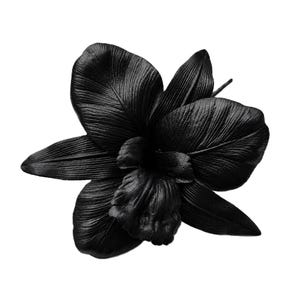 Broche fleur d'orchidée en cuir noir de 6 po. M&S Schmalberg