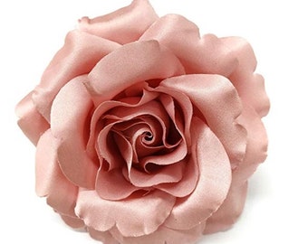 M&S Schmalberg - Broche de flor de rosa de satén rosa de 3.5 in, fabricado en EE. UU.