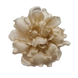 Broche de tela de seda con forma de gardenia y flor de champán de M&S Schmalberg de 11,4 cm (4,5 pulgadas).