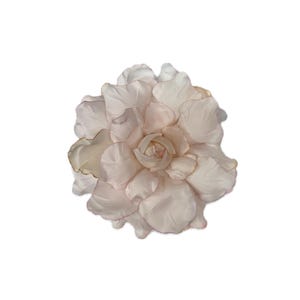 Broche de flores de tela para sombrerería M&S Schmalberg de 4,5&quot; con gardenia en forma de capullo de rosa y bordes pintados en tonos lavanda, chicle y mandarina.
