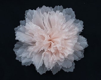 M&S Schmalberg Pasador para el pelo con flor de boda de organza de seda rosa claro de 5,5 pulgadas, fabricado en Estados Unidos (flor de novia)