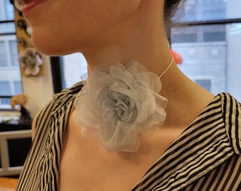 M&S Schmalberg 3,5" Zijden Organza Rose Lichtblauwe Pastelbloem Choker Ketting - Gemaakt in de VS