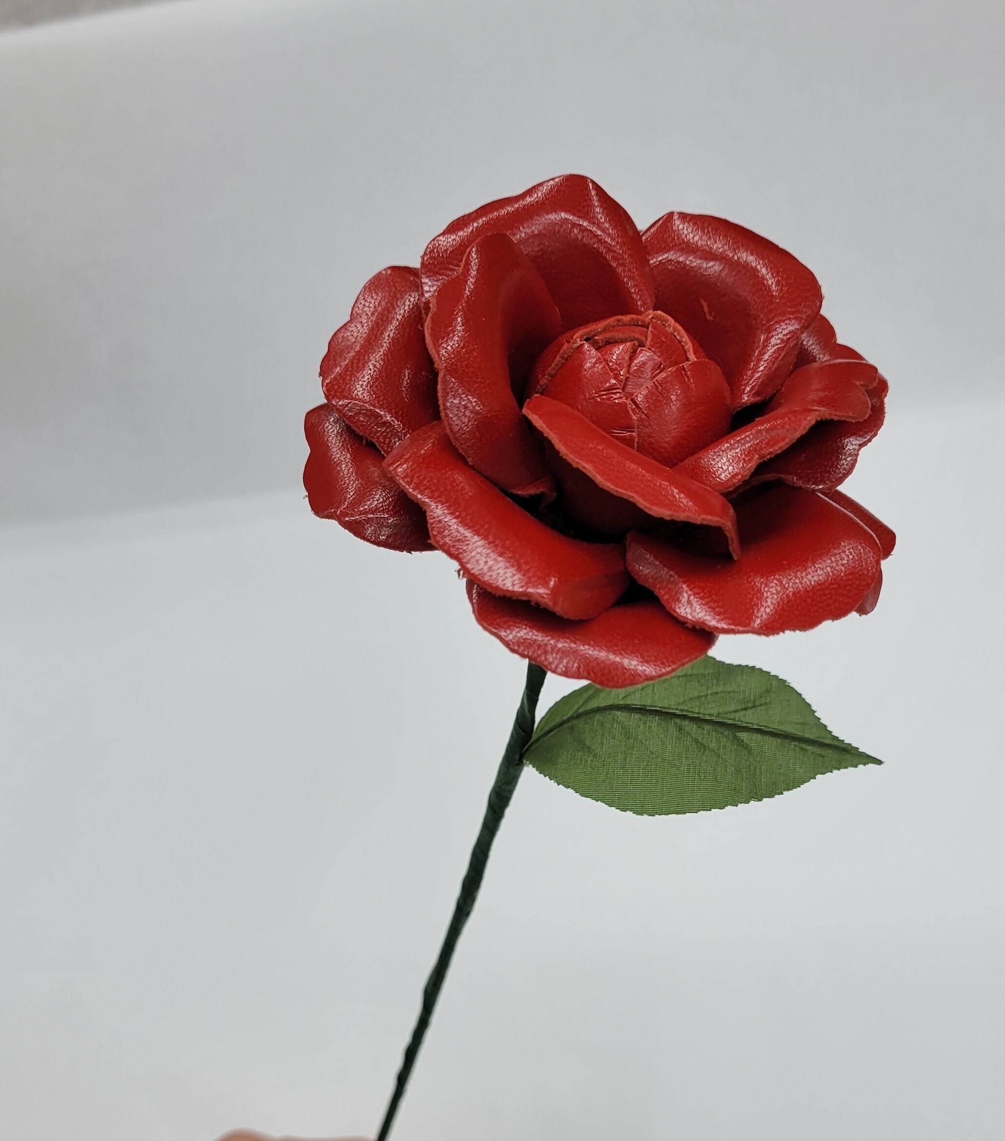 Broche Fleur Rose Artificielle Avec Tige - Rose Vif, Tissu, Neuve Sans Emballage