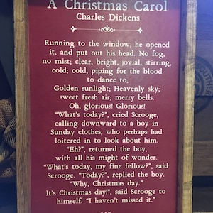 Peut inclure: Une impression encadr&eacute;e sur fond rouge avec du texte blanc. Le texte est un extrait de "Un chant de No&euml;l" de Charles Dickens. Le texte se lit comme suit : "Courant &agrave; la fen&ecirc;tre, il l'ouvrit et sortit la t&ecirc;te. Pas de brouillard, pas de brume ; clair, lumineux, jovial, anim&eacute;, froid ; froid, sifflant pour le sang qui danse ; Lumi&egrave;re dor&eacute;e ; Ciel c&eacute;leste ; air frais et doux ; cloches joyeuses. Oh, glorieux ! Glorieux ! "Quel jour sommes-nous ?", s'&eacute;cria Scrooge, appelant vers le bas un gar&ccedil;on en v&ecirc;tements du dimanche, qui avait peut-&ecirc;tre tra&icirc;n&eacute; pour regarder autour de lui. "Hein ?", r&eacute;pondit le gar&ccedil;on, de toutes ses forces, avec &eacute;tonnement. "Quel jour sommes-nous, mon bon ami ?", dit Scrooge. "Aujourd'hui ?", r&eacute;pondit le gar&ccedil;on. "Pourquoi, c'est No&euml;l." C'est No&euml;l !", dit Scrooge &agrave; lui-m&ecirc;me. "Je ne l'ai pas manqu&eacute;." 110.