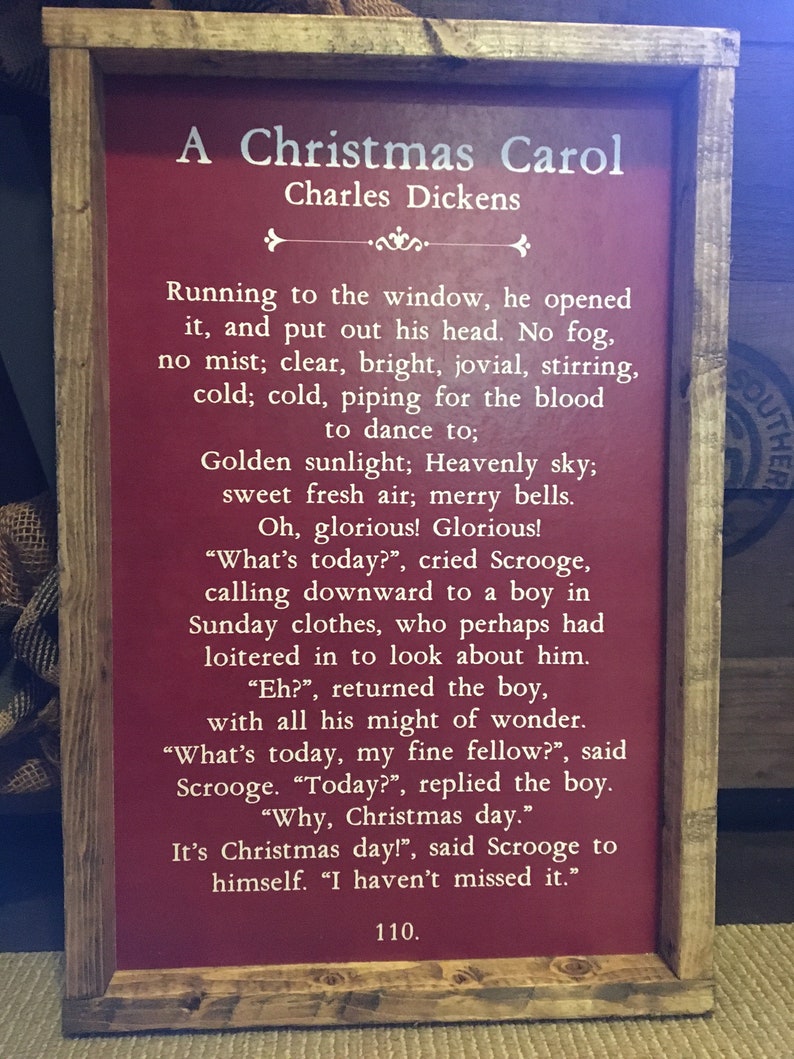 Peut inclure: Une impression encadr&eacute;e sur fond rouge avec du texte blanc. Le texte est un extrait de "Un chant de No&euml;l" de Charles Dickens. Le texte se lit comme suit : "Courant &agrave; la fen&ecirc;tre, il l'ouvrit et sortit la t&ecirc;te. Pas de brouillard, pas de brume ; clair, lumineux, jovial, anim&eacute;, froid ; froid, sifflant pour le sang qui danse ; Lumi&egrave;re dor&eacute;e ; Ciel c&eacute;leste ; air frais et doux ; cloches joyeuses. Oh, glorieux ! Glorieux ! "Quel jour sommes-nous ?", s'&eacute;cria Scrooge, appelant vers le bas un gar&ccedil;on en v&ecirc;tements du dimanche, qui avait peut-&ecirc;tre tra&icirc;n&eacute; pour regarder autour de lui. "Hein ?", r&eacute;pondit le gar&ccedil;on, de toutes ses forces, avec &eacute;tonnement. "Quel jour sommes-nous, mon bon ami ?", dit Scrooge. "Aujourd'hui ?", r&eacute;pondit le gar&ccedil;on. "Pourquoi, c'est No&euml;l." C'est No&euml;l !", dit Scrooge &agrave; lui-m&ecirc;me. "Je ne l'ai pas manqu&eacute;." 110.