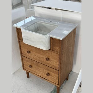 Carrara Marmor Schürze Waschbecken mit Holzwaschtisch - Freistehender Badezimmerschrank mit Schubladen für den Landhausstil M6F009