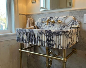 Geriffelte Calacatta Viola Marmor Waschbecken mit Aufkantung - Messing Konsolen Waschtisch für Luxus Badezimmer & Gästetoilette Design M6S011