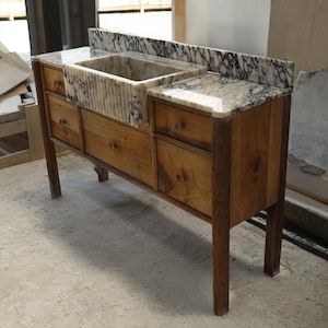 Geriffeltes Calacatta-Marmor-Waschbecken mit Naturholz-Waschtisch - An der Wand befestigtes Stein-Badezimmer-Becken - Benutzerdefinierte Marmor-Waschbecken mit Aufkantung M6M012