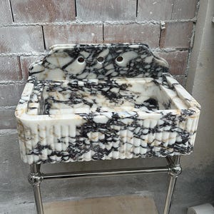 Calacatta Viola Fluted Marble Sink with Chrome Stand & Sculpted Backsplash | Two-Leg Wall Support Hand Carved Stone | Custom Luxury Vanity bild 5