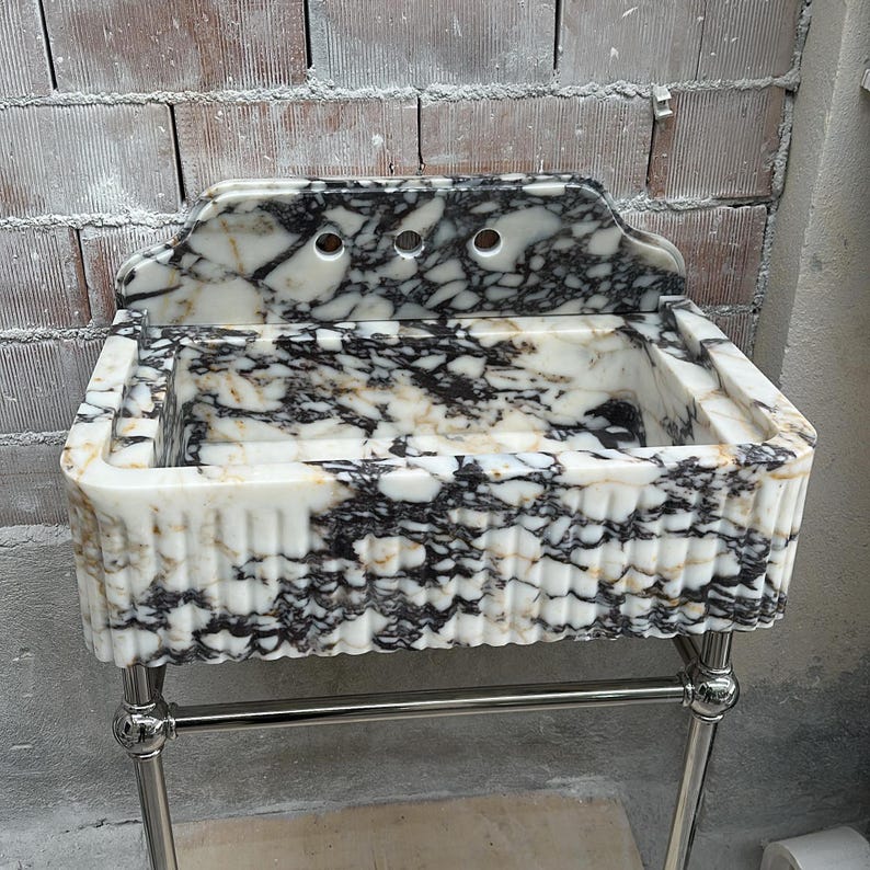 Calacatta Viola Fluted Marble Sink with Chrome Stand & Sculpted Backsplash | Two-Leg Wall Support Hand Carved Stone | Custom Luxury Vanity bild 5