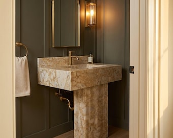 Lavabo acanalado de mármol Calacatta Viola con mueble de madera – Consola de piedra para baños pequeños y modernos