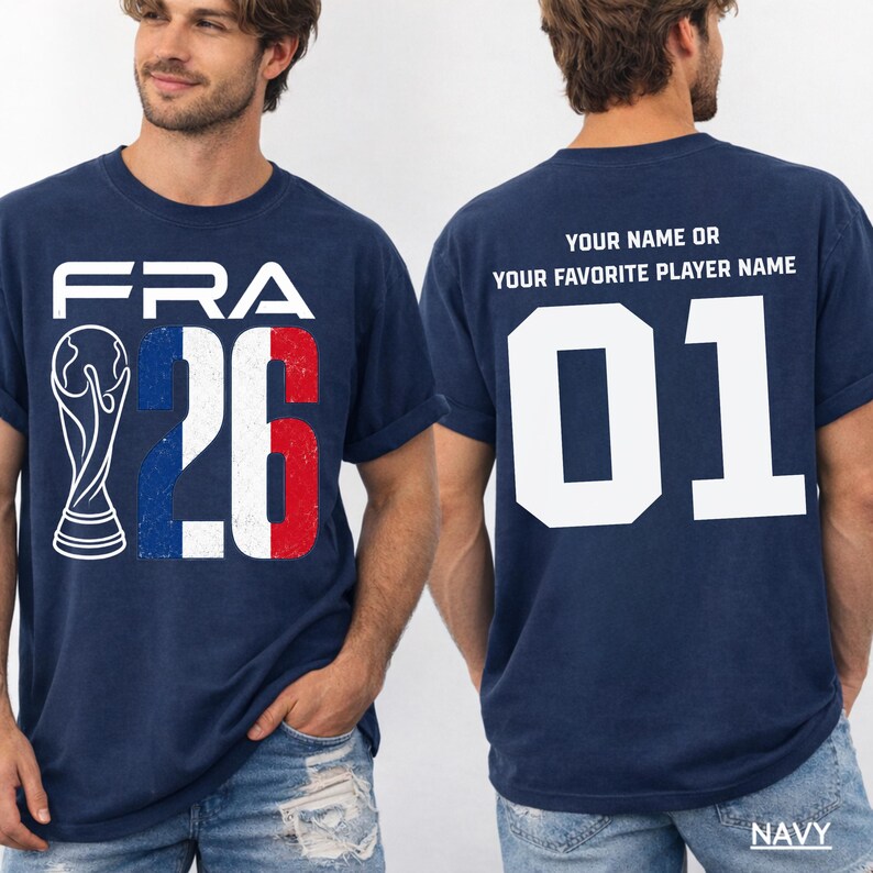 Puede incluir: Camiseta azul marino con "FRA 26" en blanco, rojo y azul, con un gr&aacute;fico de trofeo. La parte trasera de la camiseta muestra "TU NOMBRE O EL NOMBRE DE TU JUGADOR FAVORITO" encima del n&uacute;mero "01" en blanco. La palabra "MARINO" est&aacute; en la parte inferior.