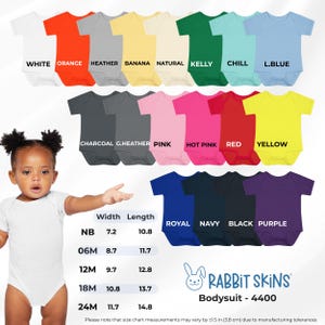 Peut inclure: Une collection de bodys Rabbit Skins 4400 dans diverses couleurs, notamment blanc, orange, chin&eacute;, banane, naturel, kelly, chill, bleu clair, anthracite, gris chin&eacute;, rose, rose vif, rouge, jaune, royal, marine, noir et violet avec un tableau des tailles.