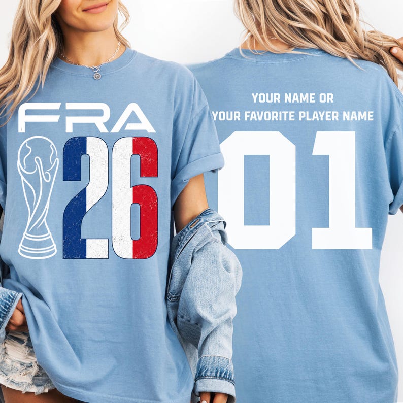 Puede incluir: Camisetas de color azul claro con un dise&ntilde;o de la bandera francesa. La parte delantera de la camiseta muestra "FRA" encima del n&uacute;mero "26" con los colores de la bandera francesa. La parte trasera de la camiseta tiene el n&uacute;mero "01" y el texto "YOUR NAME OR YOUR FAVORITE PLAYER NAME".