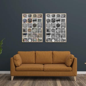 以下が含まれることがあります： マンホールの蓋のコレクションを写した、額縁に入った白黒写真が2枚。写真は、濃い青色の壁に、茶色のソファの上に飾られています。