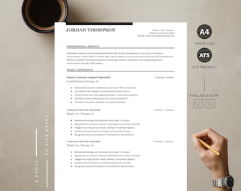Può includere: Modello di curriculum su carta A4 con il nome "Jordan Thompson" in alto. Il curriculum include sezioni per il profilo professionale e l'esperienza lavorativa. Il testo "ATS Friendly" è visibile. Una mano tiene una matita.