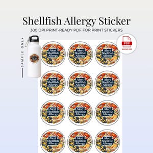 Può includere: Un foglio di adesivi rotondi con un avviso di allergia ai crostacei. Ogni adesivo presenta un'illustrazione colorata di crostacei e il testo "Alert Shellfish Allergy" su sfondo blu navy. Viene mostrata anche una borraccia bianca con un adesivo abbinato.