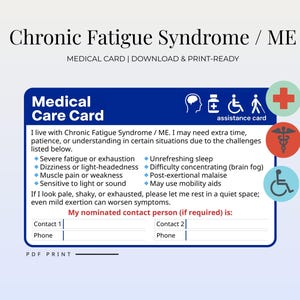 Op de afbeelding: Een blauwe medische zorgkaart voor Chronisch Vermoeidheidssyndroom / ME, met de tekst "Medical Care Card" en een lijst met symptomen. Bevat contactgegevensvelden en medische symbolen.