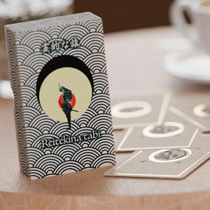 Hermosa baraja de cartas del Tarot Reitekina Tabi: lámina dorada, cartulina premium y guía / Viaje espiritual para coleccionistas / lectores profesionales.