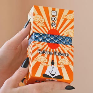Tarot Deck Tabi no Kokoro – Japanische Weissagungskarten mit 78 Karten und Anleitung | Indie Orakel für Sammler & Leser, Pink Foil, Black EDGE