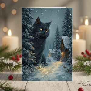 Peut inclure: Carte de vœux avec un chat noir aux yeux jaunes dans une scène hivernale enneigée. Le chat est partiellement caché derrière un sapin enneigé. Un chemin mène à un chalet avec une fenêtre éclairée, entouré d'arbres enneigés.