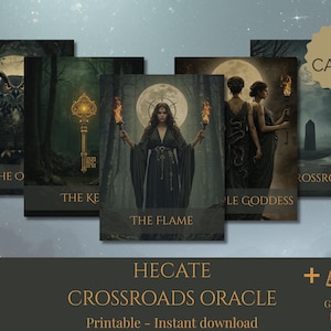 Puede incluir: Una baraja de cartas Hecate Crossroads Oracle con 33 cartas. Las cartas presentan ilustraciones místicas de un búho, una llave, una mujer sosteniendo antorchas y otras figuras. La baraja incluye una guía y está disponible como descarga instantánea imprimible.