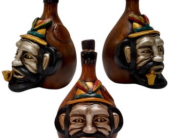 Carafe à liqueur artisanale en céramique, fabriquée à partir d'une bouteille recyclée et ornée d'un masque de Moreno bolivien