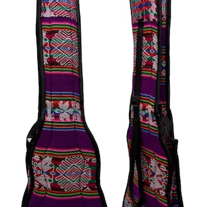 Könnte beinhalten: Violette Ukulele-Tasche mit farbenfrohem Webdesign. Die Tasche hat eine schwarze Umrandung und einen Schultergurt. Das Webmuster umfasst geometrische Formen in Rot, Grün und Weiß.