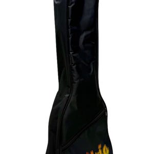 Könnte beinhalten: Schwarze Gitarrentasche mit Reißverschluss und Schultergurt. Auf der Tasche steht in gelber und orangefarbener Schrift "Bolivia" mit den Worten "Arte y Música" darunter.