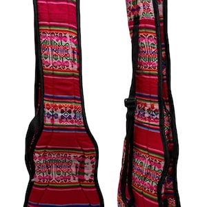 Könnte beinhalten: Zwei rote Gitarrenkoffer mit einem farbenfrohen Webmuster. Die Koffer haben eine schwarze Umrandung und einen Schultergurt. Das Webmuster umfasst rosa, grüne, blaue und weiße Designs. Ein Koffer ist offen, der andere ist geschlossen.