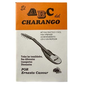 Può includere: Un libro intitolato "El ABC del Charango" con una copertina arancione e bianca. La copertina presenta il titolo in grandi lettere nere, un disegno di un charango e testo in spagnolo. L'autore è Ernesto Cavour.