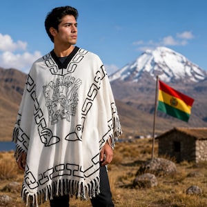 Peut inclure: Poncho crème avec des motifs géométriques noirs et des franges. Le poncho présente un motif central et des bordures. La personne se tient devant une montagne et un drapeau bolivien.