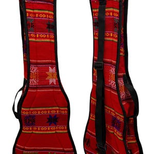 Könnte beinhalten: Zwei rote Gitarrenkoffer mit schwarzen Verzierungen und Riemen. Die Koffer haben ein gewebtes Stoffdesign mit geometrischen Mustern in verschiedenen Farben. Ein Koffer wird von vorne gezeigt, der andere in einem Winkel.