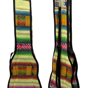 Könnte beinhalten: Zwei farbenfrohe Gitarrenkoffer mit einem gewebten Stoffdesign. Die Koffer haben schwarze Verzierungen und Riemen und sind mit horizontalen Streifen in Gelb-, Grün-, Rot- und Rosatönen verziert.