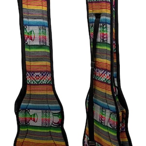 Könnte beinhalten: Zwei farbenfrohe Gitarrenkoffer mit einem gewebten Stoffdesign. Die Koffer weisen ein Muster aus horizontalen Streifen in verschiedenen Farben auf, darunter Rot, Orange, Gelb, Grün, Blau und Grau. Sie haben schwarze Verzierungen und einen schwarzen Schultergurt.