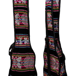 Könnte beinhalten: Zwei schwarze Gitarrenkoffer mit farbenfrohen Webstoffdesigns. Die Koffer haben einen schwarzen Griff und einen Schultergurt. Der Webstoff weist geometrische Muster in Rot, Rosa, Grün und Weiß auf.