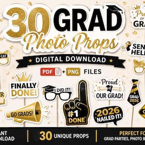Peut inclure: Téléchargement numérique de 30 accessoires photo de remise de diplômes en or et noir. Les accessoires comprennent des bulles de dialogue, des lunettes et un doigt en mousse. Le texte comprend "Proud of our Grad!", "Finally Done!" et "2026 Nailed It!"