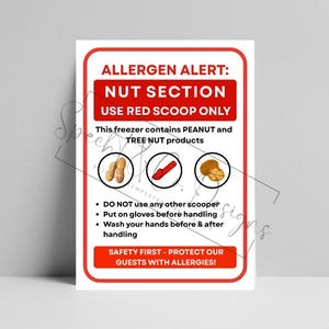 Könnte beinhalten: Rechteckiges Schild mit rotem Rand und weißem Hintergrund. Es lautet "ALLERGEN ALERT: NUT SECTION" und enthält Anweisungen zum Umgang mit Erdnüssen und Baumnüssen. Es zeigt auch Abbildungen von Erdnüssen, einem roten Löffel und Baumnüssen.