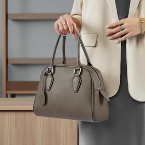 Genuine Leather Tote Bag – Minimalist Top Handle Handbag for Women – Elegant Everyday Shoulder Purse – Chic Leather Gift Idea for Her