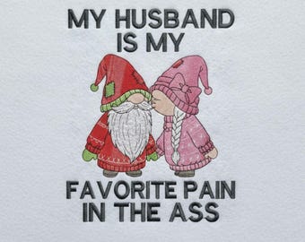Pain In The Ass grappig kabouterborduurontwerp, Valentijnsdag paar, humoristische kabouters machineborduurwerk
