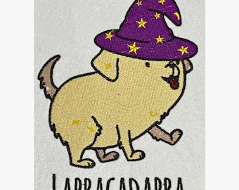 Schattige labracadabra hond borduurwerk ontwerp grappige puppy patroon met tovenaarshoed schattige Halloween machine borduursteek bestanden PES zomertijd downloaden