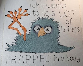 Trapped In A Lazy Body Machineborduurontwerp, grappig citaat van vermoeide vogel, digitale PES Zomertijd