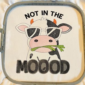 Diseño de bordado a máquina de vaca divertida "No estoy de humor", archivos digitales PES DST sarcásticos