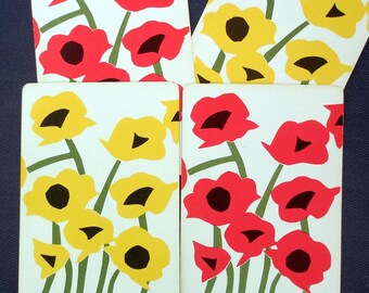 Puede incluir: Cuatro naipes con un diseño floral. Las cartas presentan flores rojas y amarillas con centros negros y tallos verdes sobre un fondo blanco. Las cartas están dispuestas de forma ligeramente superpuesta.