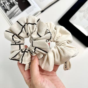 Handgemaakte scrunchies in zachte neutrale tinten – unieke haarelastiekjes van overgebleven stoffen, minimaal, elegant en passend bij HYEND-tassen. Maat L