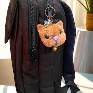 Flauschige Katze Taschenanhänger, Handgefertigte Plüsch Schlüsselanhänger mit Glocke, Süßes Kitty Geschenk für Katzenliebhaber, Einzigartige Katze Schlüsselanhänger, Geburtstagsgeschenk