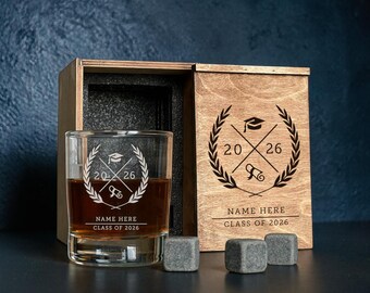 Universität oder College-Abschluss-Geschenk 2026 für Sohn - personalisierte Karaffe mit Gläsern und Whisky-Steinen in Holzbox
